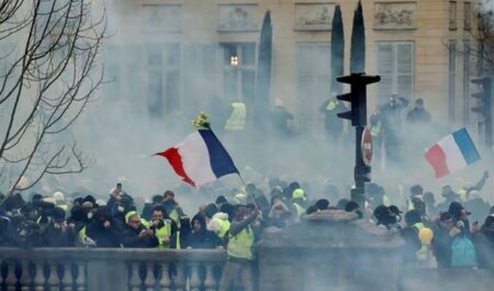 Chaos in Paris as 50 thousand ‘Yellow Vest’ protest in Paris uprising – Macron says time ‘harden the stance’