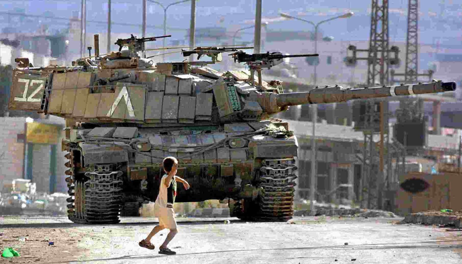 Gaza-boy fighting against an Israeli tank