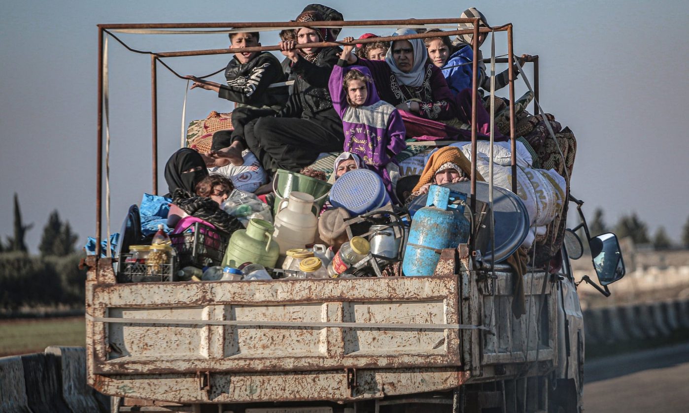 people fleeing bombing in syria