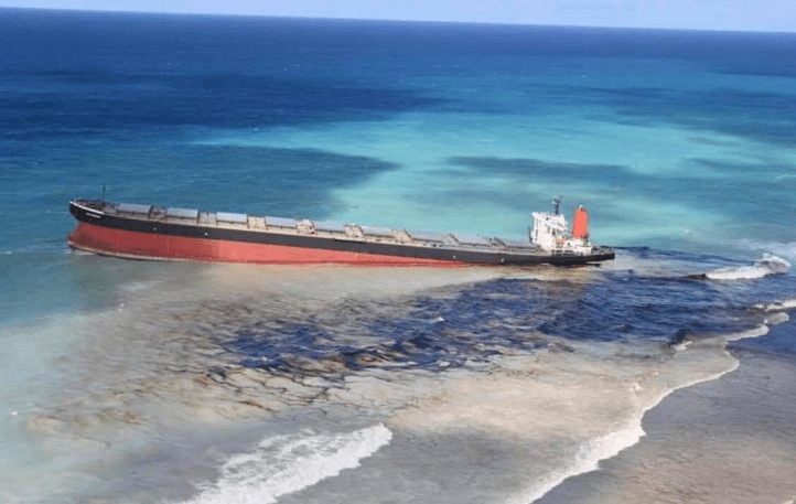Volunteers desperately trying to keep 4,000-tonne oil spill away from Mauritius 