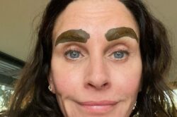 COURTNEY COX, THE FRIENDS’ FRIEND WITH THE MICRO-BLADED EYEBROWS