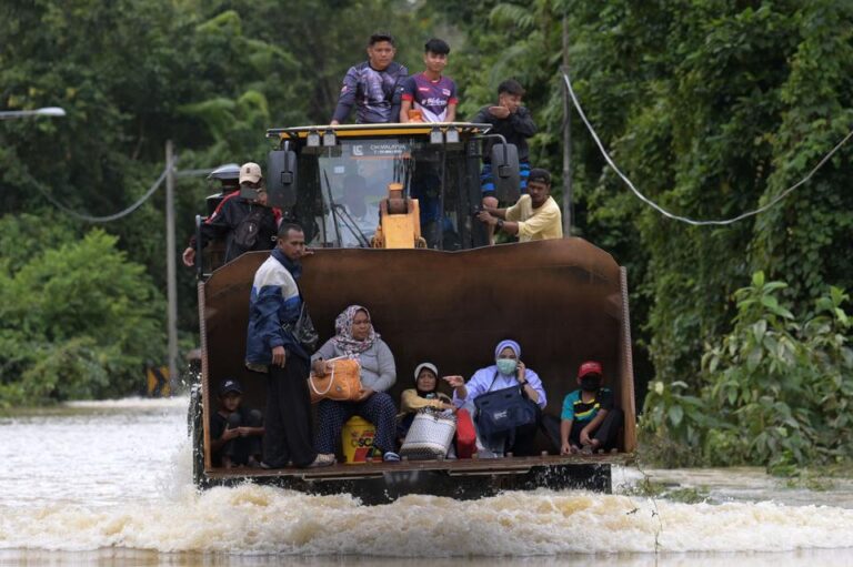 Mass evacuations as monsoon floods hit Malaysia