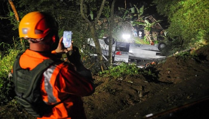 27 people have been killed in a horrific school bus crash in Indonesia bus carrying school children plunges into a ravine.