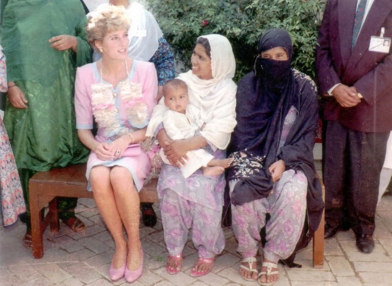 princess diana funeral princess diana 60 london kensington palace princess diana statue unveiling kensington palace