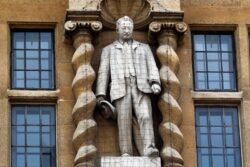 More than 150 Oxford lecturers ‘refusing to teach’ over decision to keep Cecil Rhodes statue