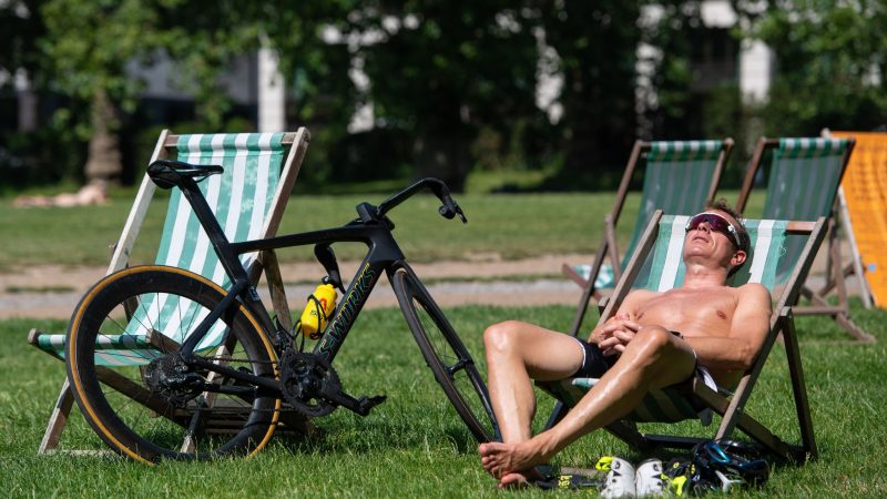 UK weather: heatwave health alert for England extended to Friday