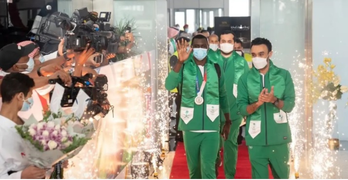 Saudi Olympic champion Hamedi greeted with surprise celebration in Jeddah airport