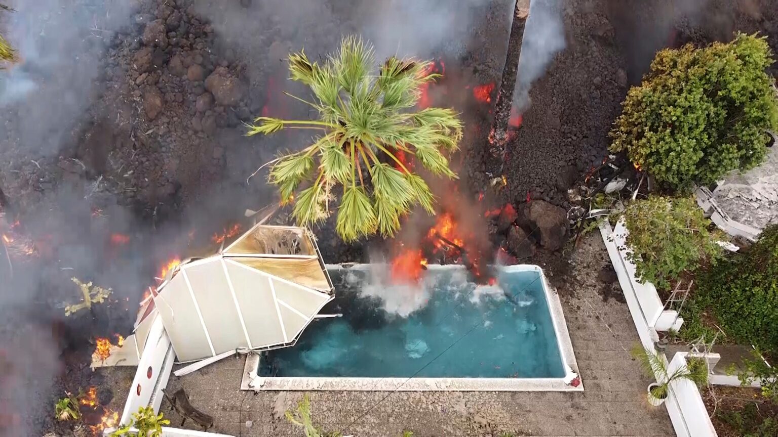 La Palma eruption – Dramatic video shows lava BOILING swimming pool water and destroying homes as thousands flee