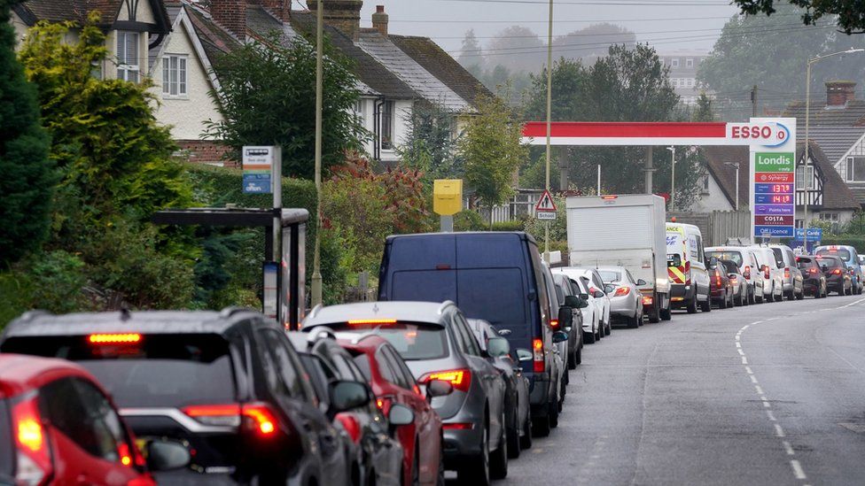 petrol shortage uk - Military to deliver petrol to UK garages from Monday petrol pump