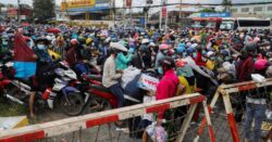 Fears of COVID surge in Vietnam as workers flee Ho Chi Minh City