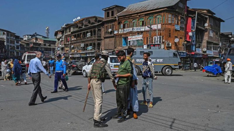 Tensions high as India detains hundreds in Kashmir
