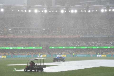 Rain stop play at the Gabba in the first Ashes 2021 test