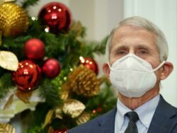 US pandemic advisor sees bleak winter as Omicron rages