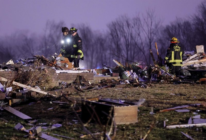 Rescuers hunt for survivors after US tornadoes kill dozens