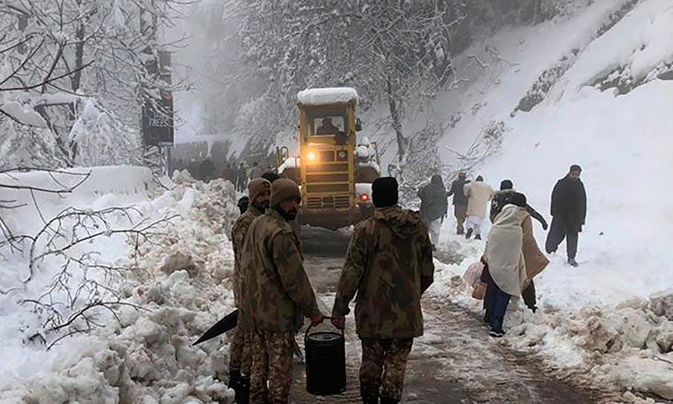 Breaking - Murree deaths, thousands trapped as heavy snow traps drivers in their vehicles
