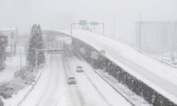 Winter storm hits eastern US, hundreds of thousands without power