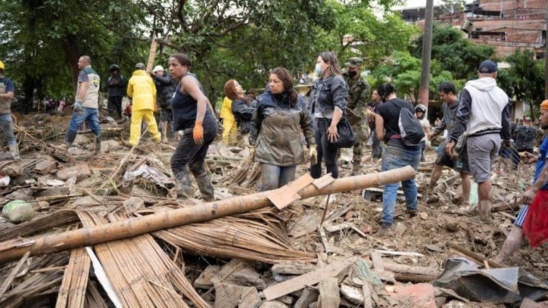 Mudslide buries alive people, homes in Colombia