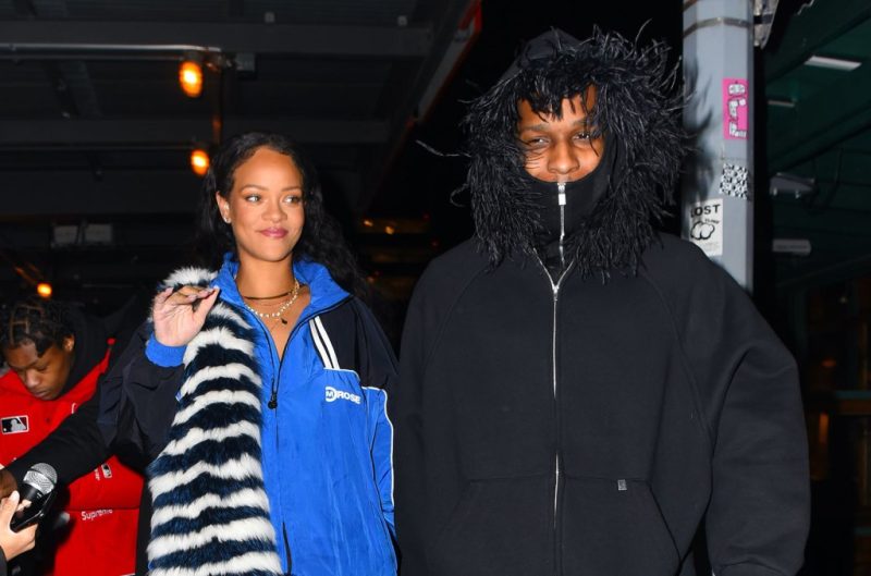 RIHANNA POSTS FIRST PREGNANCY PICTURE ON INSTAGRAM AND FANS ARE THRILLED