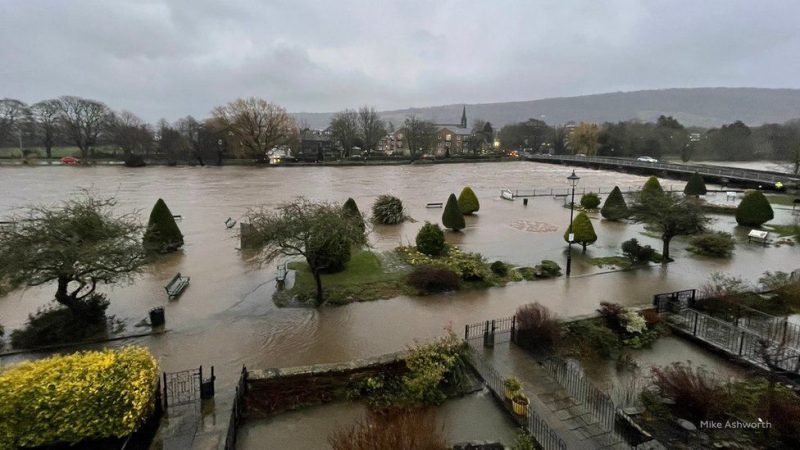 Storm Franklin hits UK with flooding and high winds