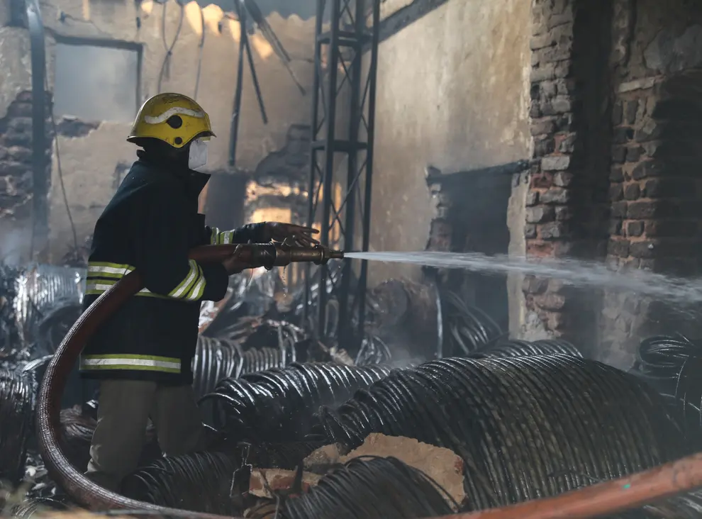 11 dead in huge blaze at warehouse in India