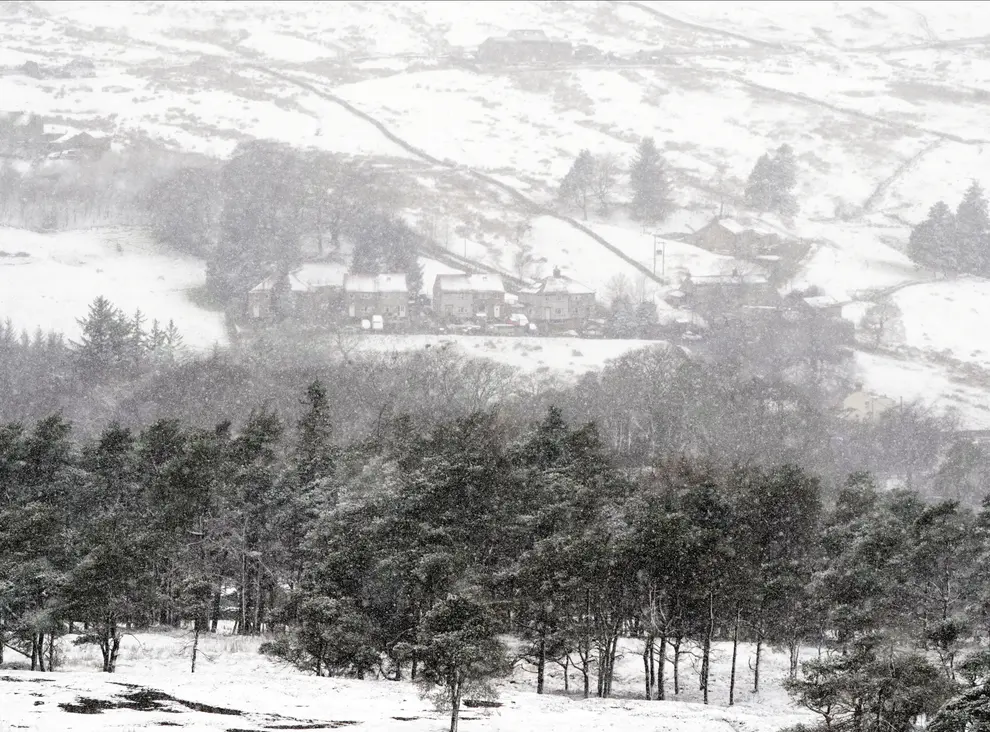 UK weather: Heavy snow in England causes travel disruption as temperatures plunge to -6C