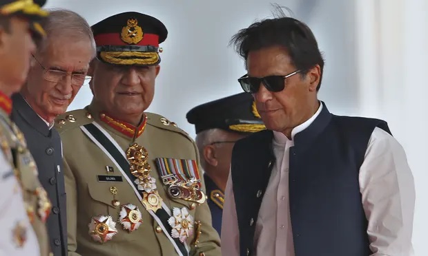 Imran Khan with leaders of the Pakistani Army