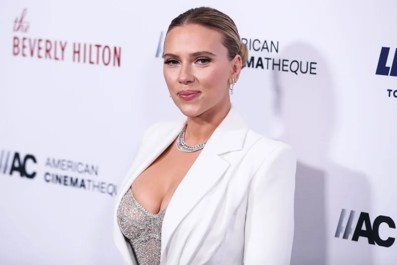 Scarlett Johansson addresses ‘outrageous’ rumour she had sex with Benicio del Toro in a lift