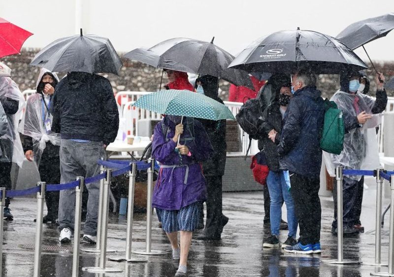 UK weather – Heavy rain & thunder to strike today as band of downpours sweeps across Britain before 22C Easter scorcher