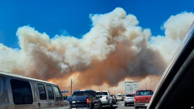 Thousands flee as Arizona wildfire almost triples in size
