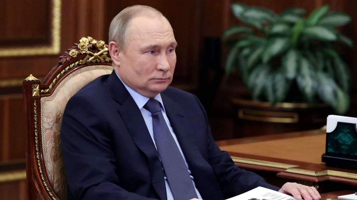 Putin forced into humiliating apology after minister claims Hitler was Jewish