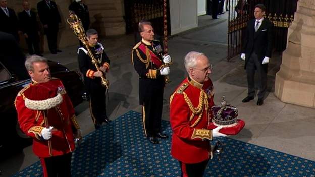 State Crown arrives at Parliament
