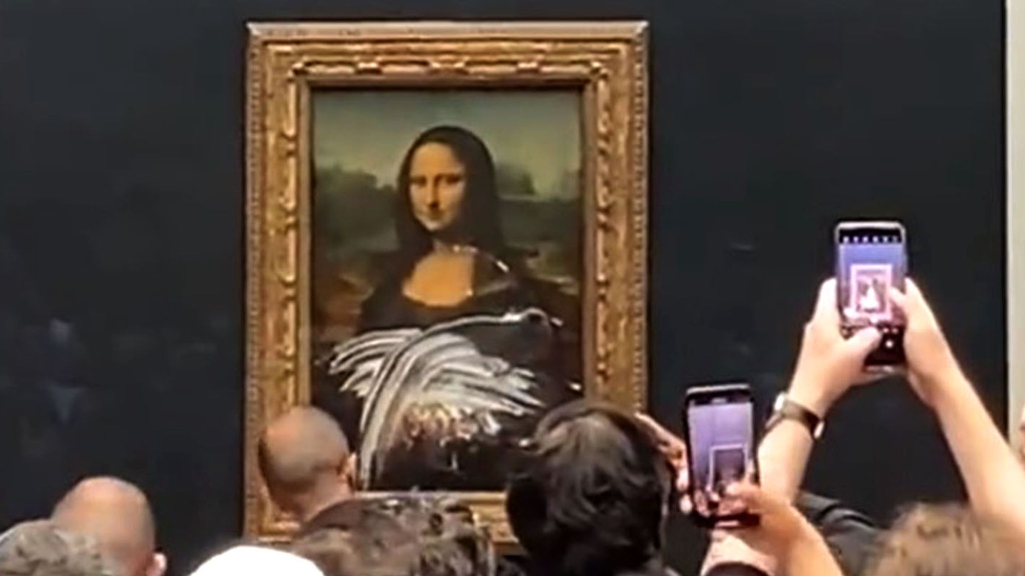 Man disguised as ‘old woman’ attacks Mona Lisa with cake