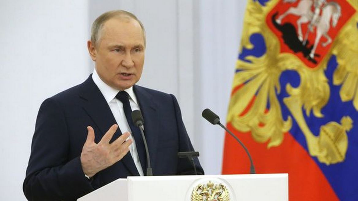 Vladimir Putin 'has dementia and is being driven insane by paranoia' says ex-KGB agent