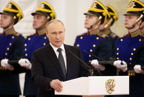Putin looks unsteady on his feet at awards ceremony