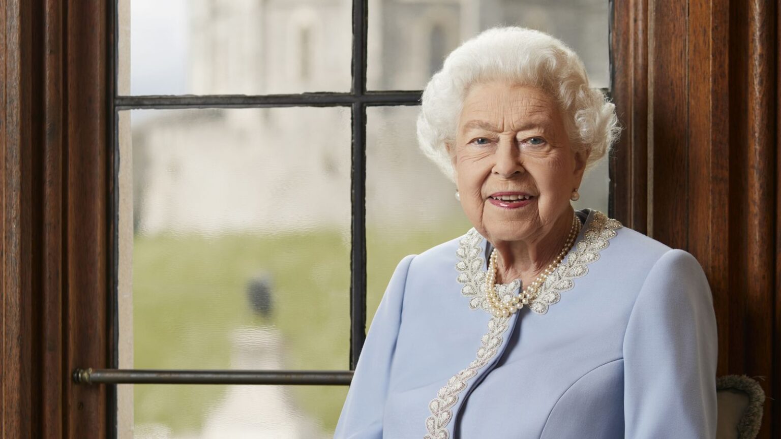 Platinum Jubilee: New portrait of the Queen unveiled