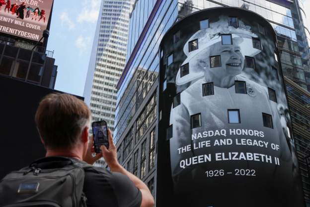 What happens when the Queen dies? the image shows a tribute to the Queen is displayed in Times Square, in New York by WTX News USA