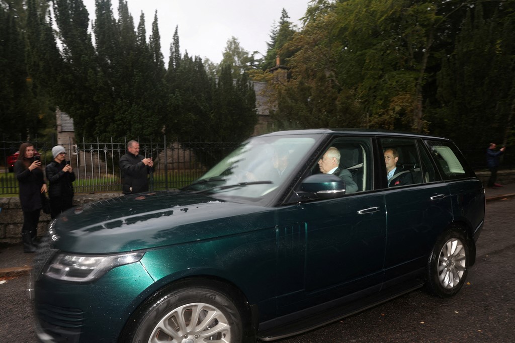 Balmoral: Royal LIVE - HM Queen Elizabeth health update Princes arrive at Balmoral