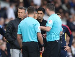 Leeds vs Arsenal temporarily suspended due to power cut