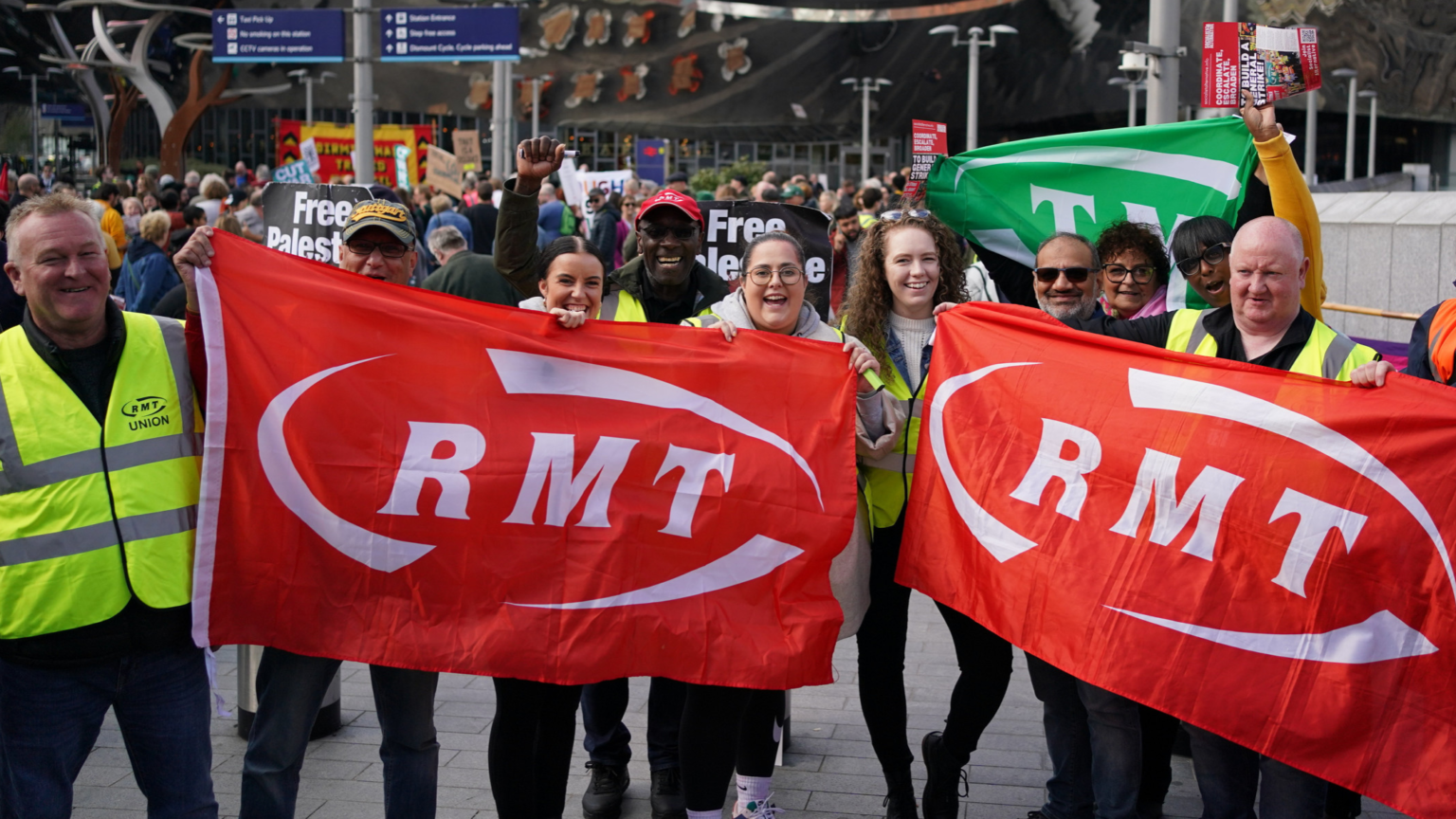 Rail workers to vote on further six months of walkouts 