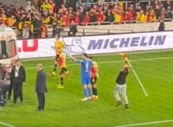 Goalkeeper assaulted by fan with corner flag during Turkish football match