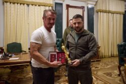 Sean Penn gives his Oscar to Ukrainian President Volodymyr Zelensky: ‘When you win, bring it back to Malibu’