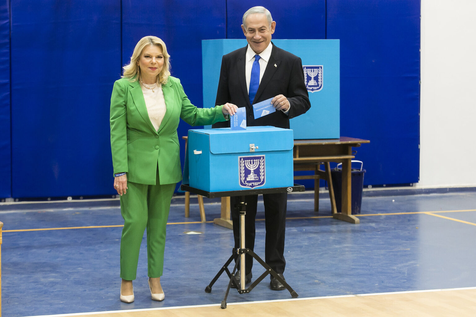 Netanyahu set for comeback, exit polls say