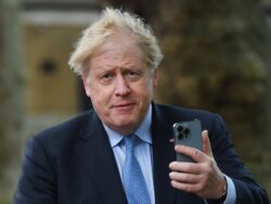 Boris Johnson says he will go to Cop27, piling pressure on Rishi Sunak