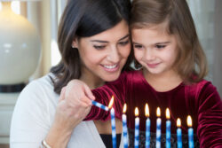 How do you wish someone a happy Hanukkah in Hebrew?