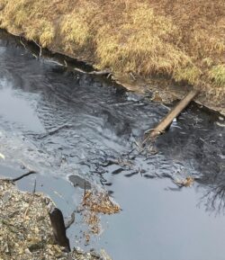 Largest US oil spill in 9 years dumps at least 14,000 barrels of crude oil into river