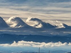 Rare ‘awe-inspiring’ cloud formation looks like waves crashing across the horizon