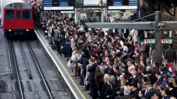 Train walk-outs begin as cold snap hits UK 