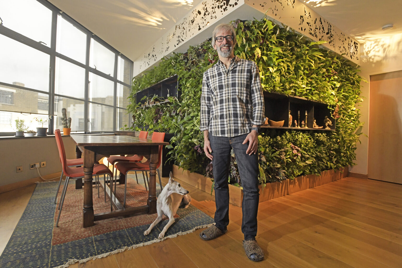 How one homeowner brought the outdoors inside with over with a green wall featuring 1,200 plants