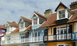 UK house prices fall for fourth month in a row 