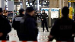 Six people injured in Paris knife attack 